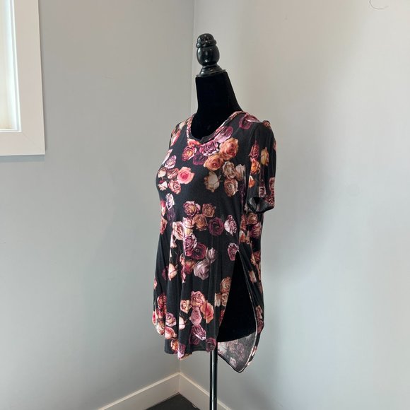 ✨ 2/$10 Aritzia Wilfred Hi-Lo Side Split Roses T-Shirt - Picture 3 of 4